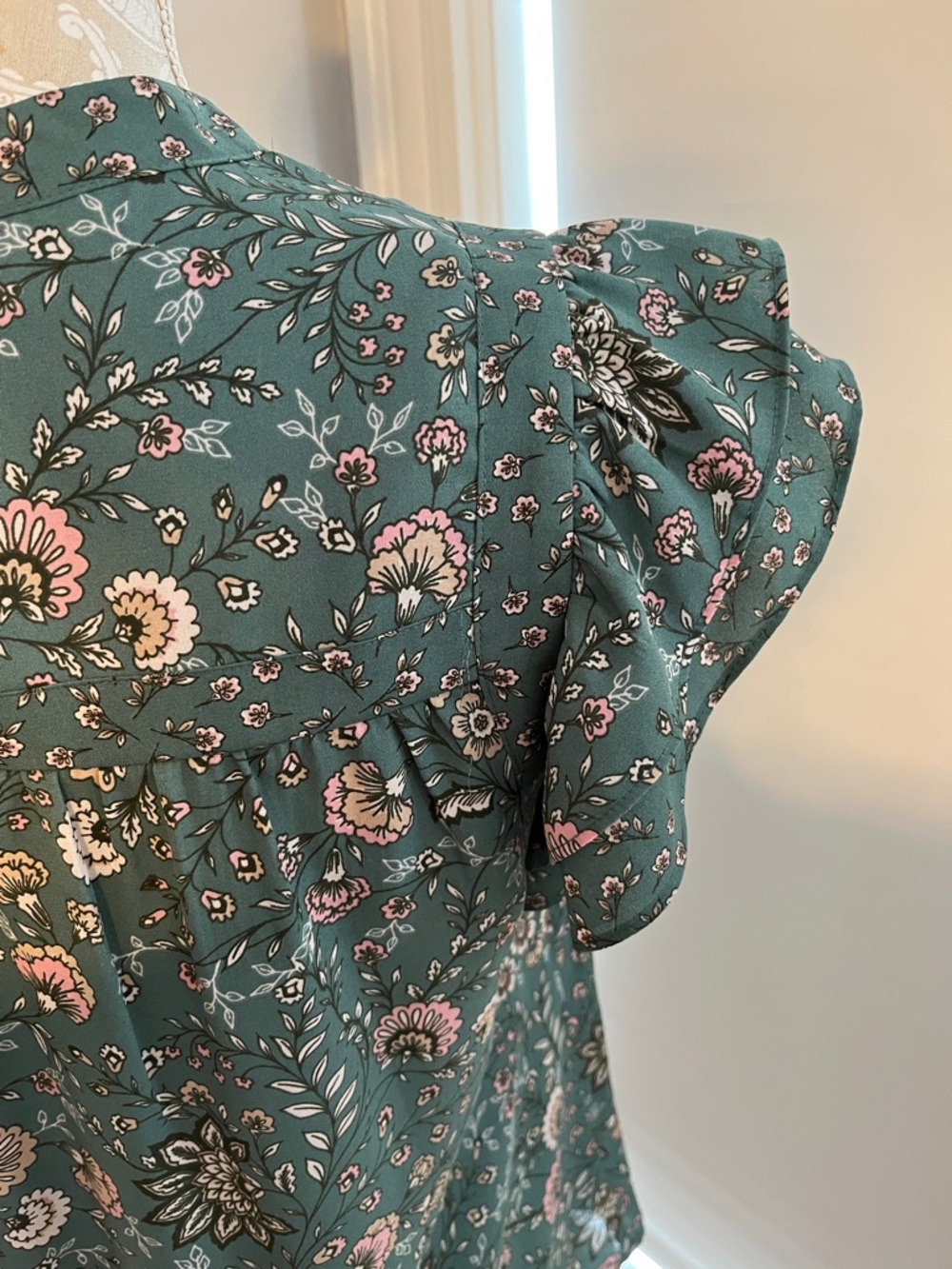 DR2 Size S Floral Ruffle Cap-Sleeve Blouse Light Green Pink - Picture 6 of 9